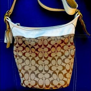 Coach Signature chambray and smooth leather.
Inside pocket, fabric lining